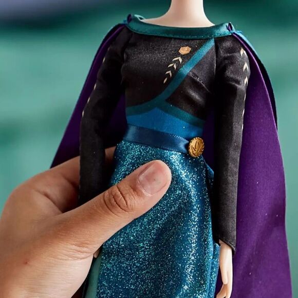 Queen Anna Classic Doll & Brush Frozen 2 DISNEY 11.5” NIB / Sealed SHIPS NOW!! - Picture 8 of 11